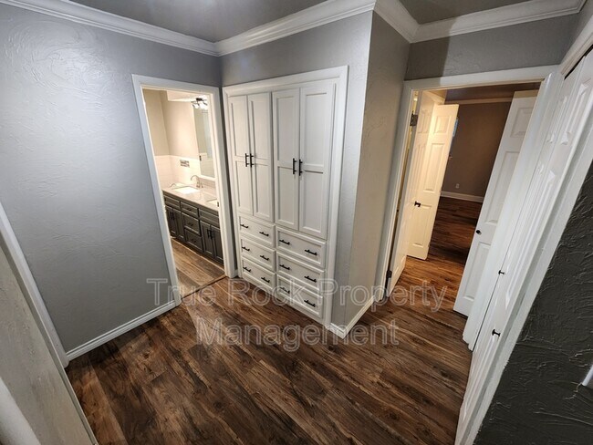 Building Photo - 204 S Morrison Dr