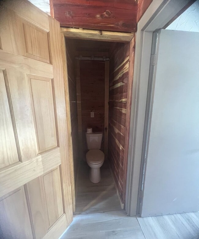 Building Photo - Newly Renovated! - $1,295 Month / $1,900 Down