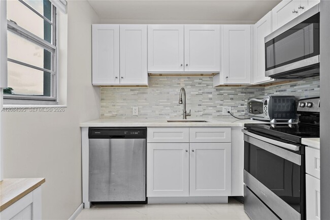 Building Photo - 523 Fanshaw M