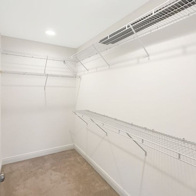 Building Photo - Beautiful 3 Bed 2 Bath Available in July!