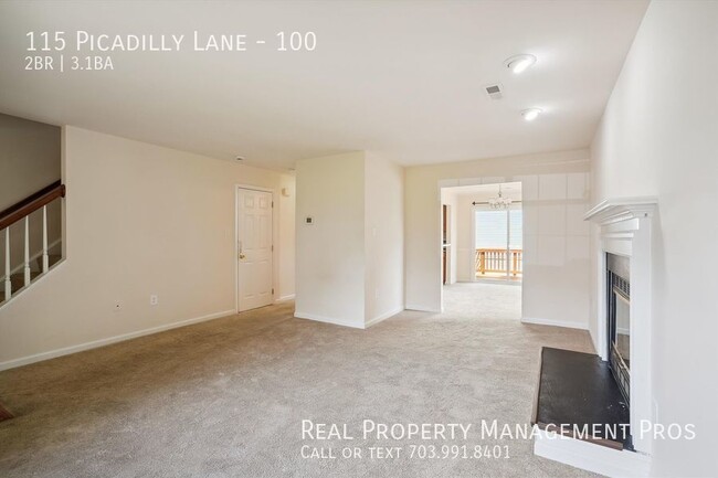 Building Photo - Spacious 3-Story End-Unit Townhome in Prim...