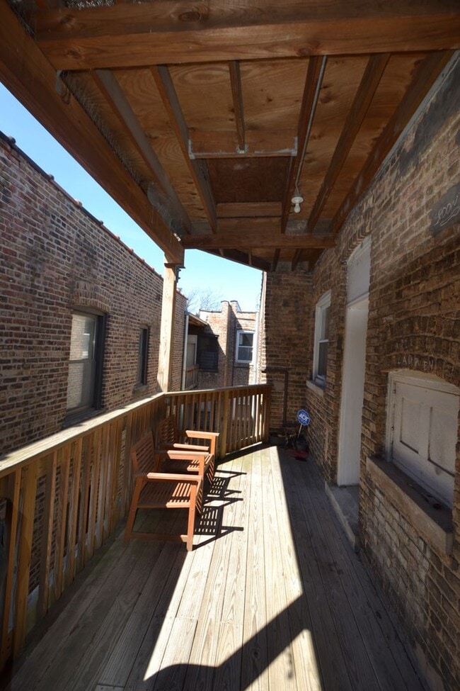 Building Photo - 879 W Cornelia Ave