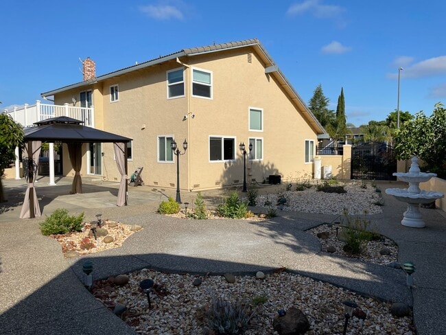 Building Photo - Large Foothills Home