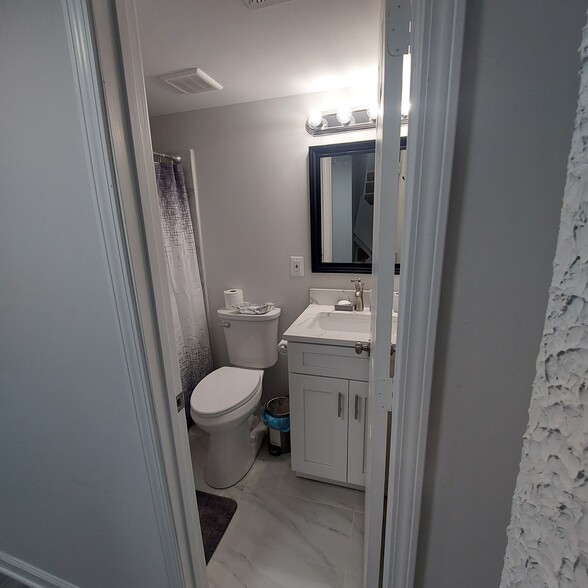 Private Bathroom - 8527 Piney Point Ct