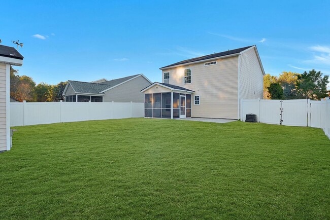 Building Photo - 3 bedroom 2 1/2 bath with loft