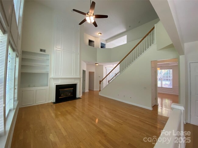 Building Photo - 9901 Hazelview Dr