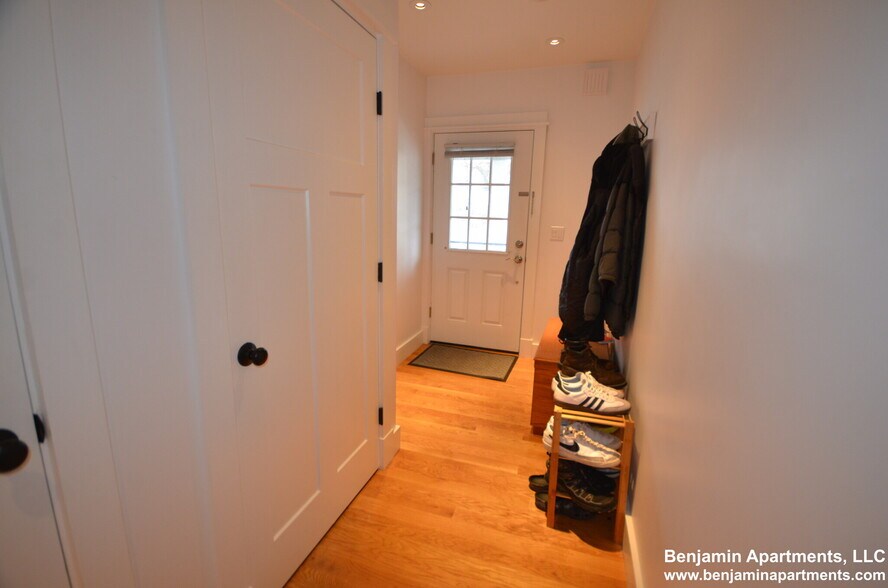 Building Photo - 15 Elmira St