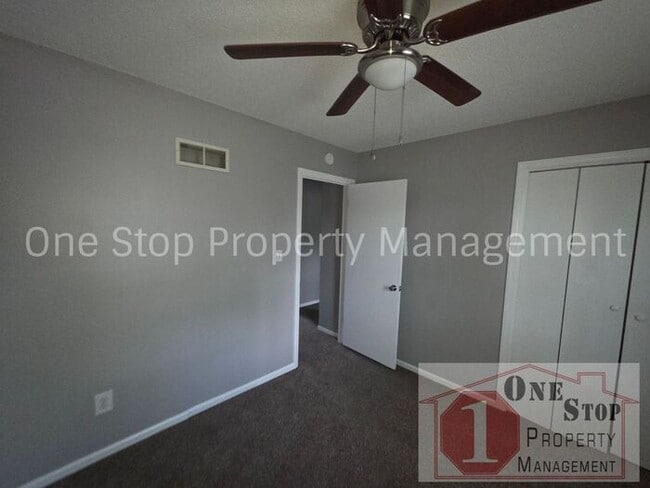 Building Photo - The Perfect 3 bedroom/2 bathroom home in Grandview, MO!