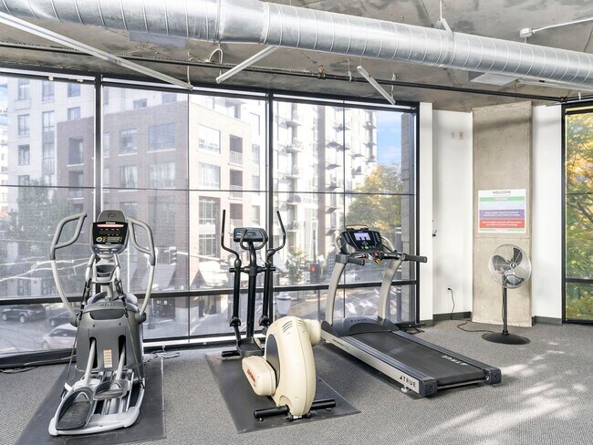 Building Photo - **FURNISHED** Streetcar Lofts studio w/parking/storage/Juliette balcony/fitness center/courtyard ...