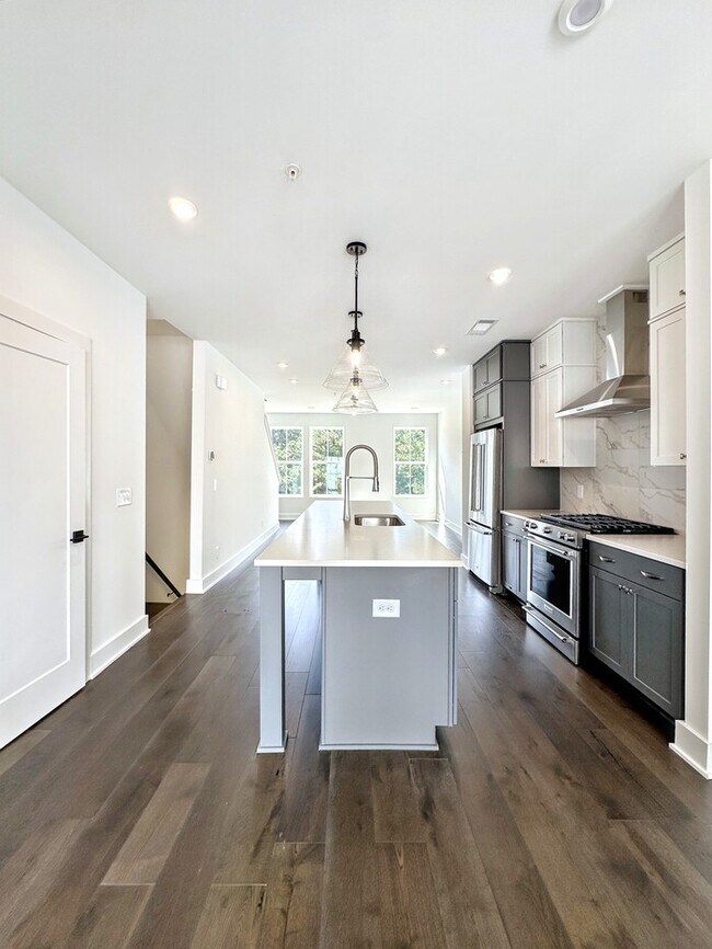 Building Photo - Luxury 2BR/2.5BA Townhome – Steps to Downt...