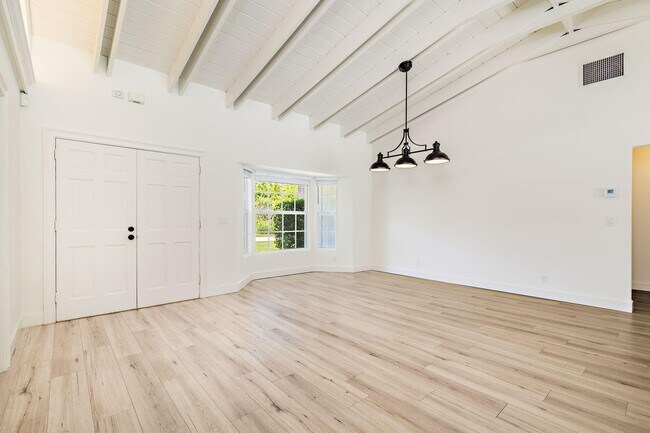 Building Photo - 120 Miramar Way