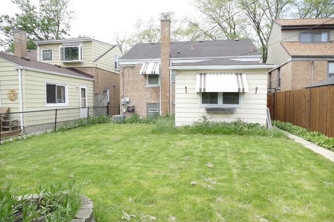 Building Photo - 2423 Elm St