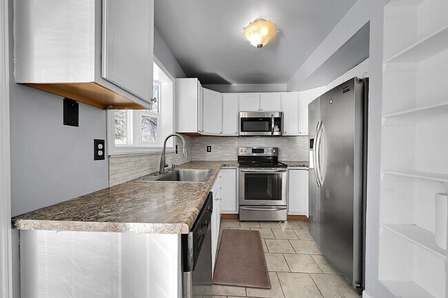 Building Photo - $1,950.00 - 3 Bedrooms, 2 Bathrooms, Single Family Home with Fenced Yard!