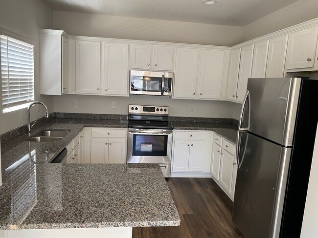 Building Photo - 4 bed/2.5 bath home in Troutman!