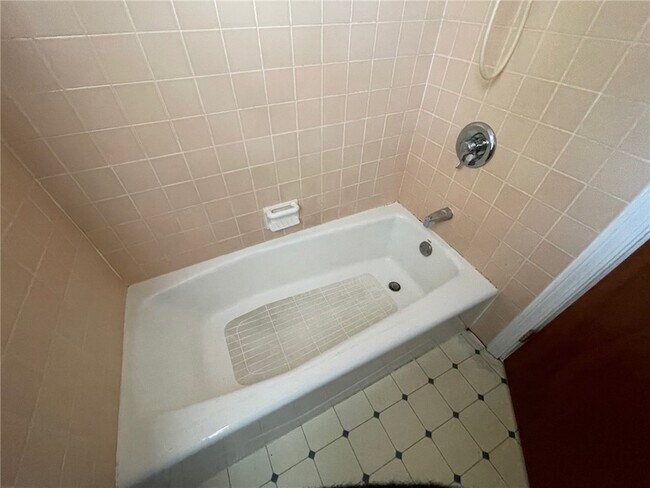 Building Photo - 214 E Spruce St