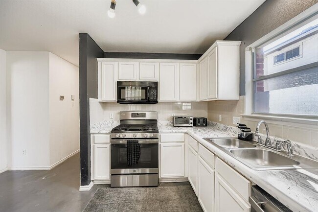 Building Photo - 928 Sally Lunn Way