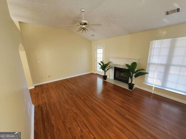 Building Photo - 5450 Twin Lakes Dr