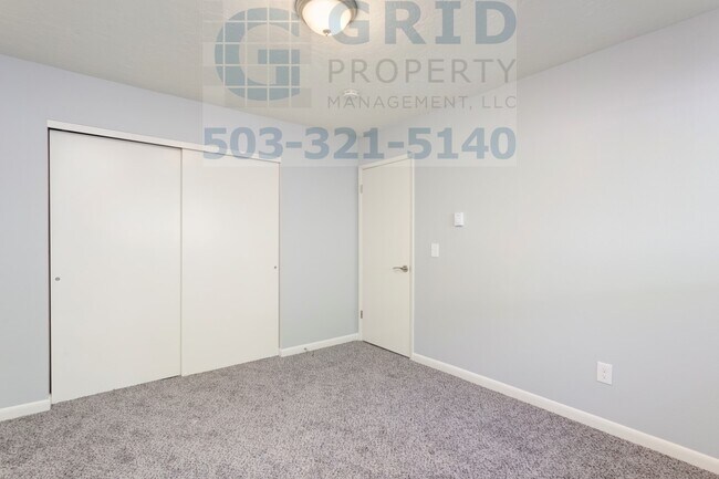 Building Photo - Modern Two Bedroom Apartment Available in Mt. Tabor