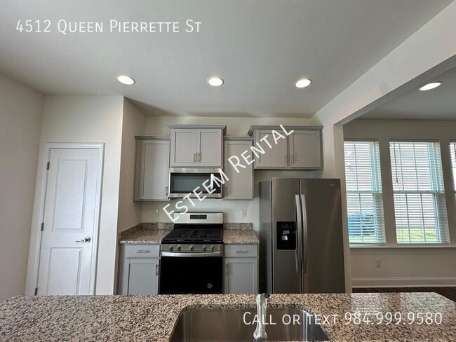 Building Photo - 4512 Queen Pierrette St