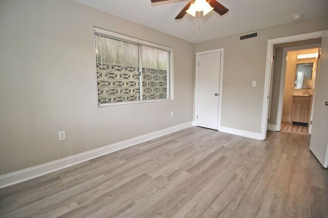 Building Photo - Spacious Student Home in Melrose Heights –...