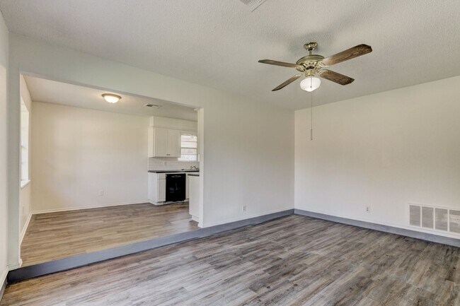 Building Photo - Cozy & Stylish Living Near ESA Park with F...