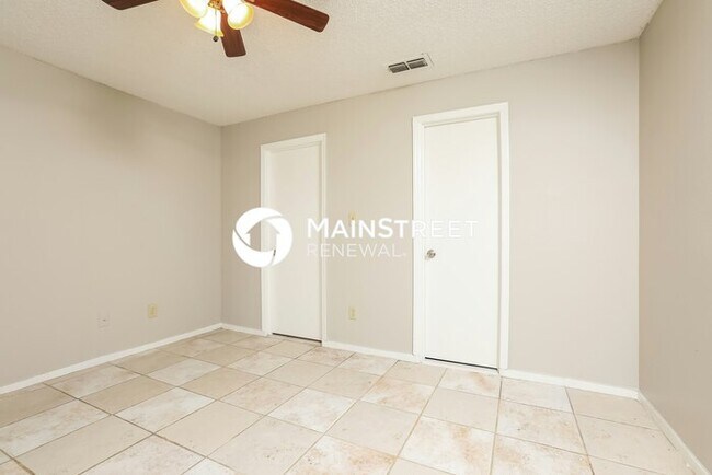 Building Photo - 4 Bedroom Pet-Friendly Home in Clermont, FL with Main Street Renewal