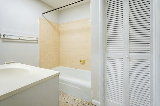 Building Photo - 404 Main St