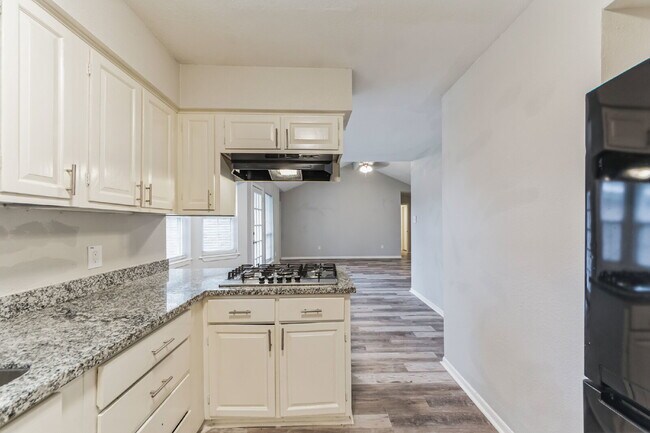 Building Photo - Move-In Ready 3BR/2BA in Baytown – 1,472 Sq Ft with Private Yard & Garage