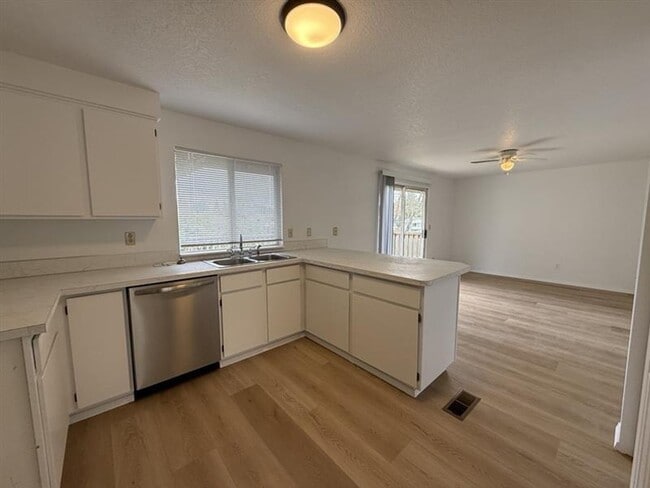 Building Photo - 16055 SW Theresa Ct