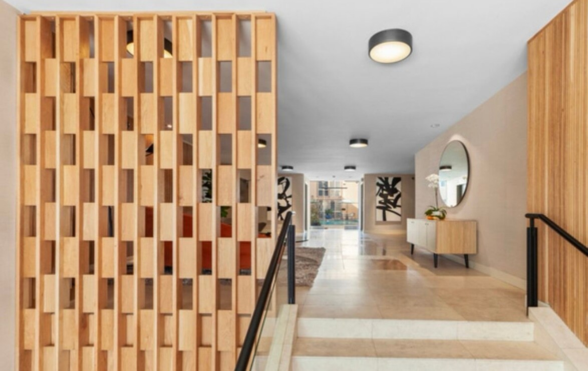 Lobby - 1025 N Kings Rd