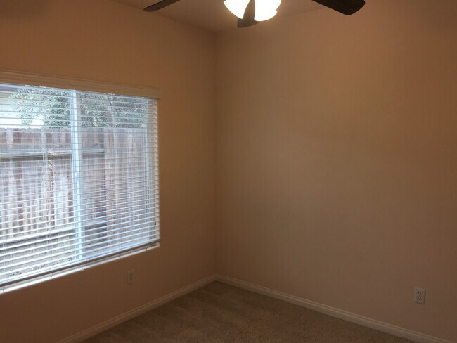 Building Photo - Wonderful 4+2 located North of Stockdale H...