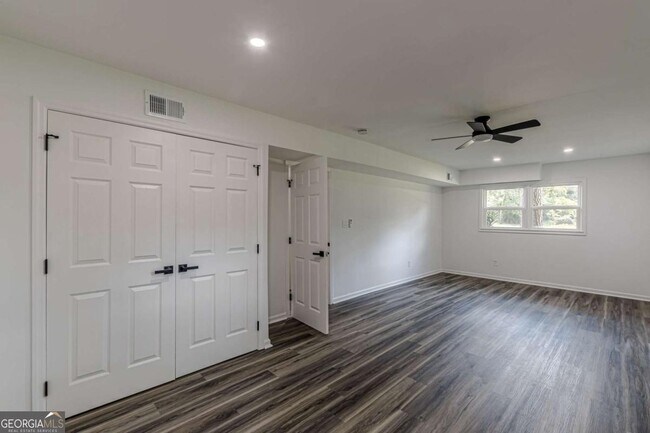 Building Photo - 2352 Glendale Dr