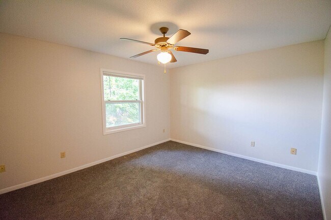 Building Photo - Updated 4br home with private backyard!