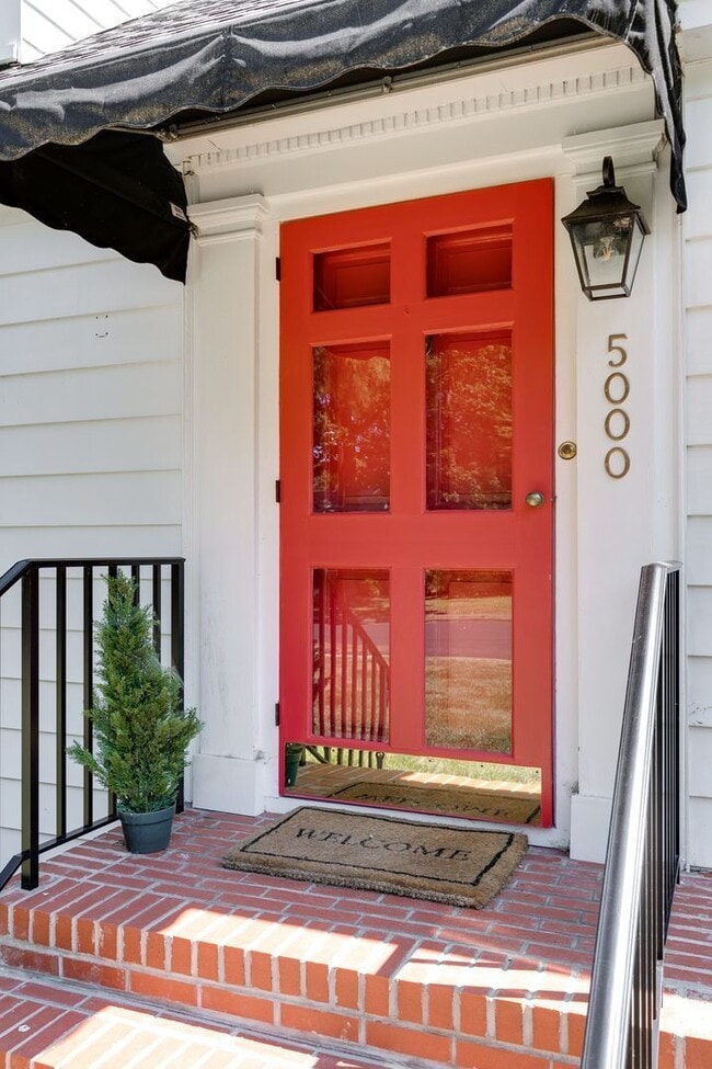 Building Photo - 5000 Bromley Ln