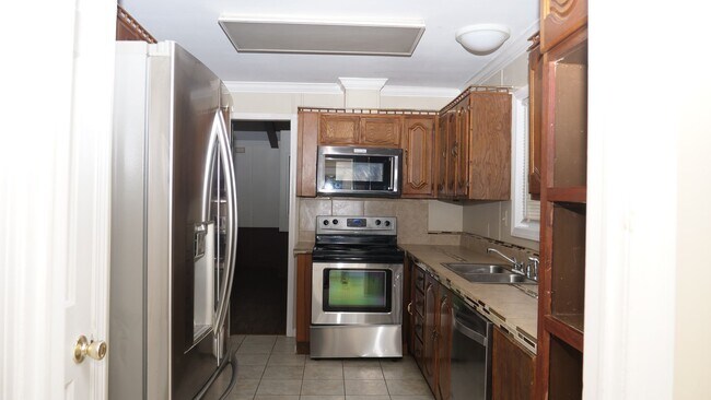 Building Photo - Spacious Rural Retreat