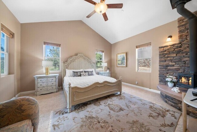 Building Photo - Furnished 4BR Mountain View Home with Garage
