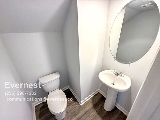 Building Photo - 3-Bedroom, 2.5-Bathroom Townhouse in a Pri...