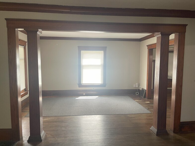 Building Photo - 607 N Sycamore St