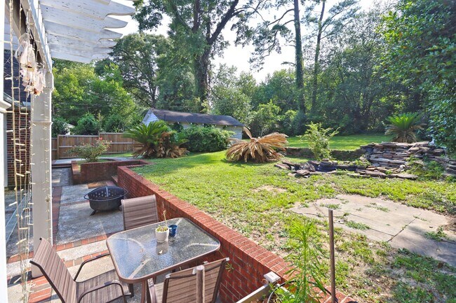 Building Photo - Charming 3 Bedroom, 2 Bath Brick Bungalow ...
