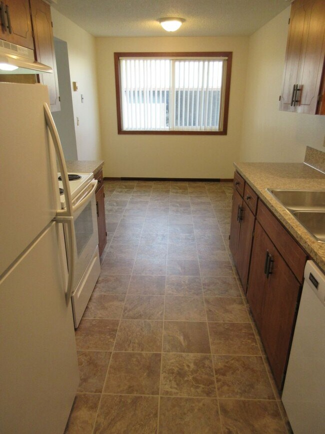 Building Photo - Two Bedroom Apartment w/ Washer and Dryer