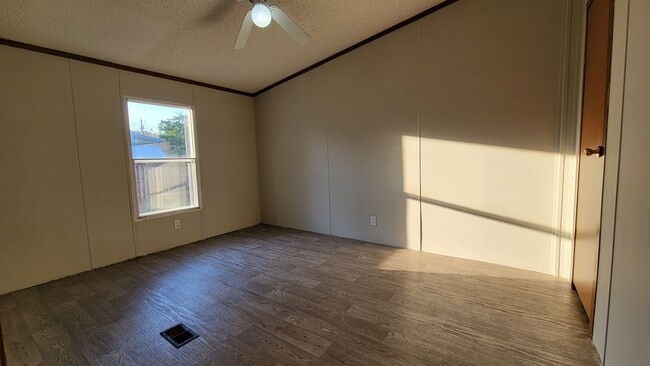 Building Photo - Huge 4 bedroom 2 bath home in a great family neighborhood.