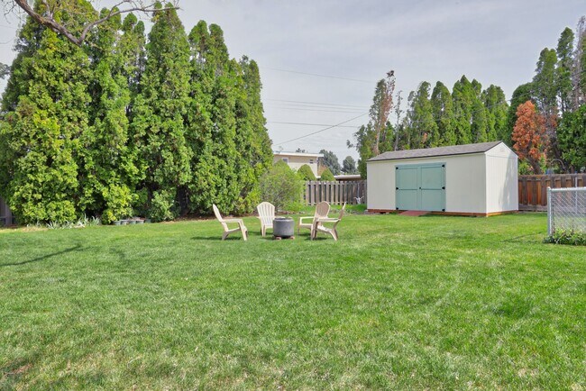 Building Photo - Its all about location! This exquisite home is located in an established neighborhood, convenient...