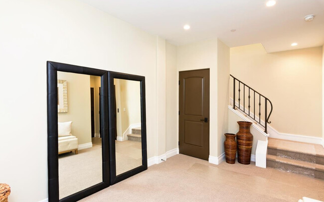 Building Photo - 718 Silver St