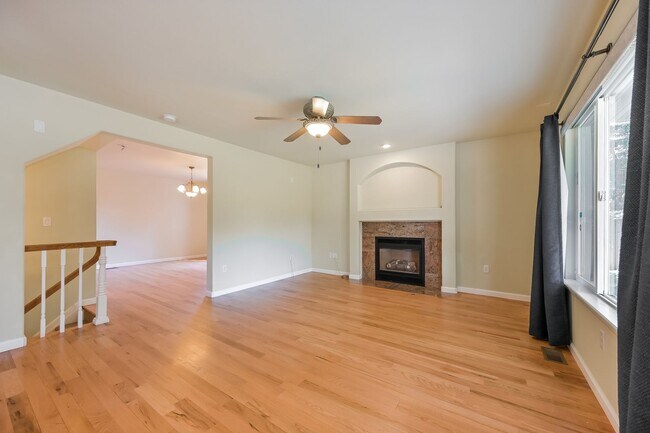Building Photo - Spacious 4 Bed/ 3.5 Bath Home with Finishe...