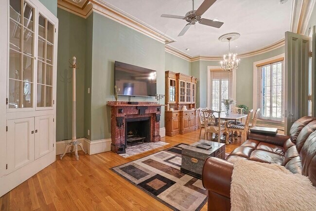 Building Photo - 319 Marlborough St