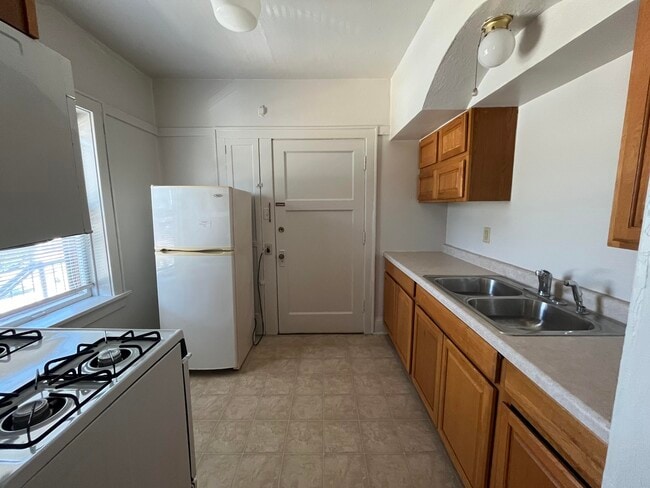 Building Photo - 4573 S Lake Dr