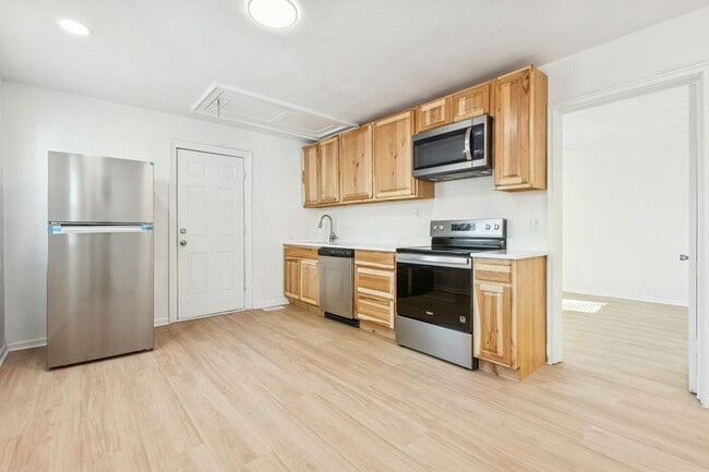 Building Photo - Newly renovated! Beautiful 2 bed, 1 bath home in historic Cradock.