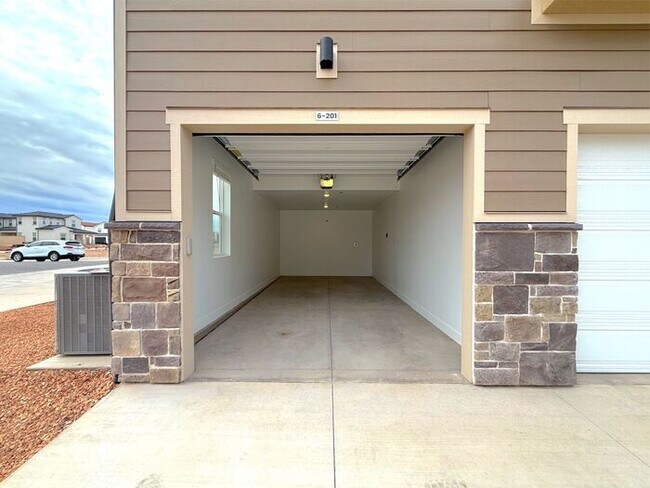 Building Photo - Desert Color Condo 2 bd, 2 bt, 1 Car Garage