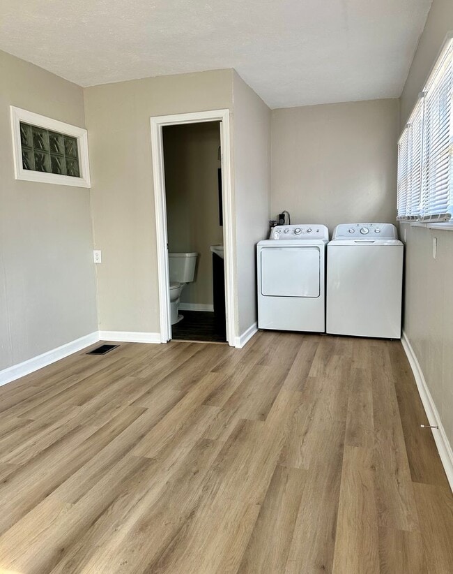 Building Photo - Renovated 3-Bedroom Gem within walking dis...