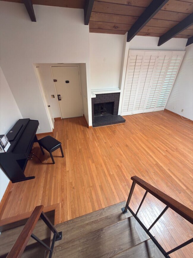 Building Photo - DESIRABLE TWO BEDROOM TWO BATH HOME IN STUDIO CITY